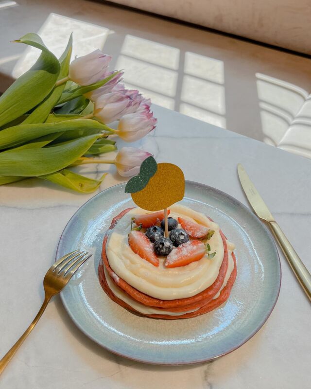 HAPPY BDAY LIMÓN 🍋

Estamos de aniversario así que hemos sacado una edición limitada muy especial: la tarta #redvelvet llevada a nuestro mundo > #pancakes 🥞

👉🏼 Sabemos que fueron vuestras favoritas así que las hemos repetido (por primera vez 😏) y las hemos mejorado. 🎉

Esta semana - y siempre - ¡ven a celebrar con nosotros! 🫶🏼

◾️ Disponibles de 2 y 4 unidades.
◾️ Están fuera de carta, así que pídeselas a tu camarerx favoritx. 
◾️ Puedes pedirlas en cualquier momento del día.
◾️ Sólo hasta el domingo 14/05.

#happybday #aniversario #redvelvetpancakes #tortitas #tortitasamericanas #limon #brunchlimon #limonbrunch #dessert #limitededition