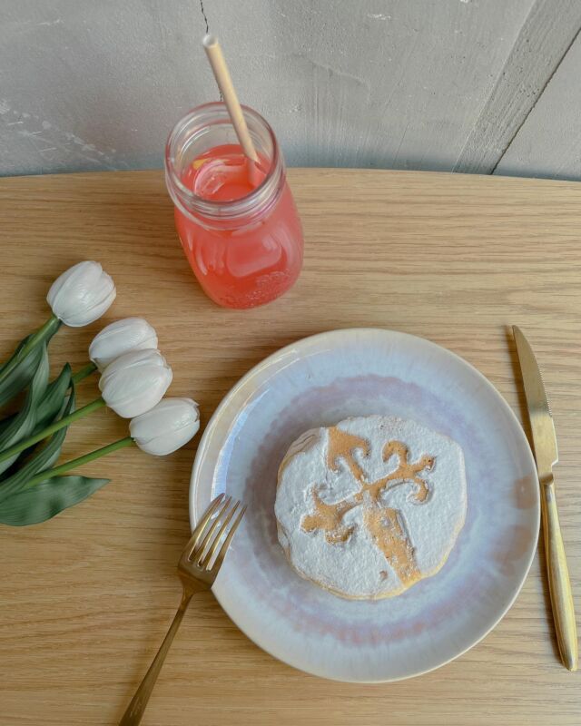 🌟 EDICIÓN ESPECIAL: pancakes do camiño 🌟

Mañana celebramos el día das letras galegas 🤍💙🤍 así que hemos creado una edición limitada a la altura de este día. ✨

👉🏼 Pancakes de masa de almendra con relleno de crema pastelera al #orujo y decoradas con la tradicional cruz de la tarta de #Santiago. 

👉🏼 Disponibles de 2 y 4 unidades.
👉🏼 Sólo hasta el domingo 21/05 a las 14:30h.
👉🏼 Están fuera de carta, así que pídeselas a tu camarerx favoritx 🫢.

Esta semana celebra con nosotros o día das letras galegas 🎶

#pancakes #limitededition #tortitas #limon #brunchlimon #limonbrunch #food #foodlovers #pinklimonade