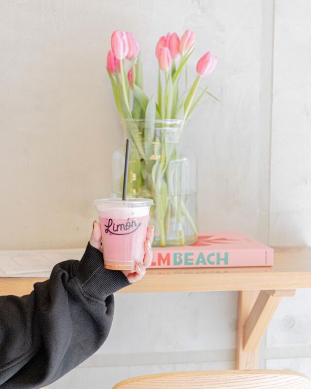 ICED COFFFE DAY ☕️

¿Sabías que tienes la opción clásica del #latte y la versión #pink para llevar y disfrutar con hielo bien fresquito donde tú quieras? 😏

👉🏼 O siempre puedes acompañarnos y disfrutarlo en tu rincón favorito de @limonbrunchcafe 🍋

#limon #brunchlimon #pinklatte #pinkicedlatte #icedlatte #icedcoffee #coffee #pinkcoffee #limonbrunch #pontevedra
