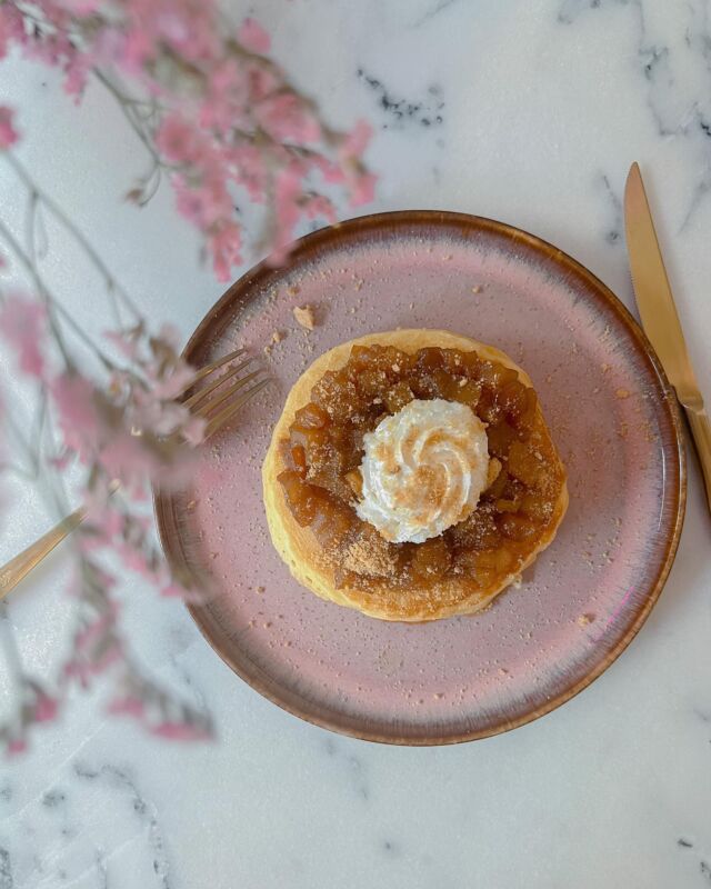 🍏 APPLE PIE PANCAKES 🍏

Ya está aquí la edición especial de esta semana. 🤭

👉🏼 Pancakes de masa simple con galleta, relleno de manzana de la tradicional “apple pie” con un toque de chantilly, nuez moscada y canela. 

▪️ Disponibles de 2 y 4 unidades.
▪️ Están fuera de carta, así que pídeselas a tu camarerx favoritx.
▪️ Es una edición especial, así que sólo podrás disfrutarlas hasta el domingo 28 a las 14:30h.

ℹ️ Si eres fan de la manzana… ¡estas pancakes te harán la boca agua! 🤤

#pancakes #tortitas #tortitasamericanas #applepie #applepiepancakes #brunchlimon #limonbrunch #pontevedra #desayunopontevedra #merienda #limitededition